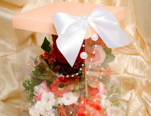 Acvariu cu mix de flori de sapun – hortensia, trandafir, bujor, floare de cires, asparagus